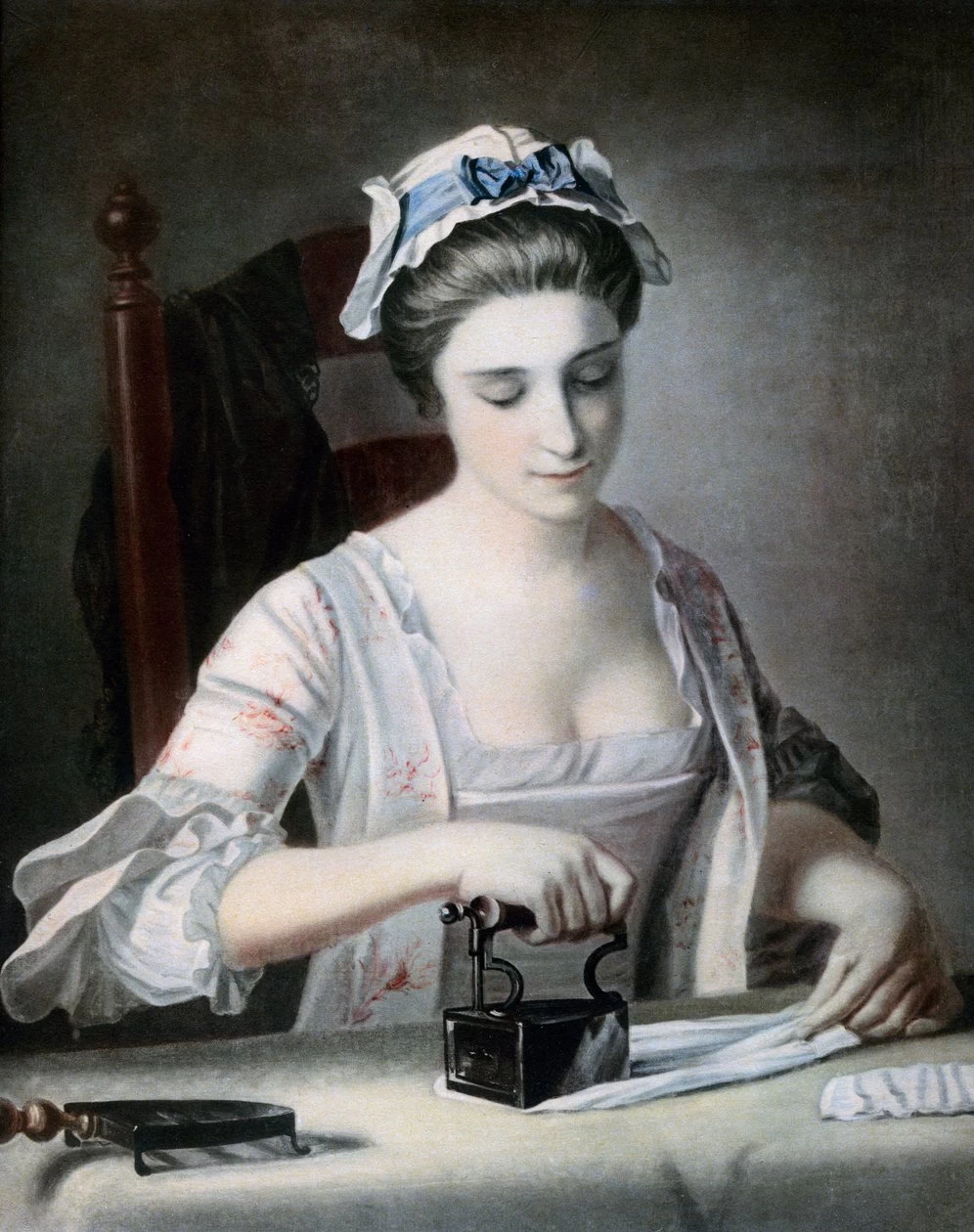 Una domestica che stira